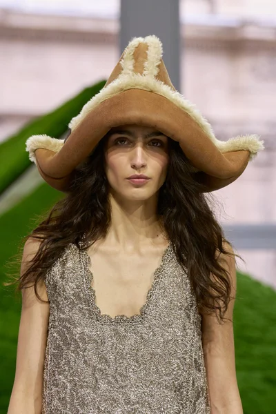 Look 30
